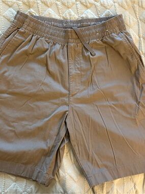 Uniqlo Men's Cargo Shorts in Taupe